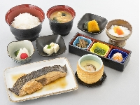 煮魚御膳　880円(税込924円)