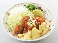 鶏唐揚げ黒酢あんかけ　580円(税込609円)　定食は780円(税込819円)